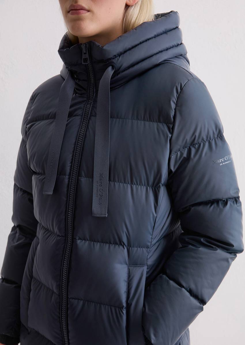 Hooded down coat shaped with water-repellent surface