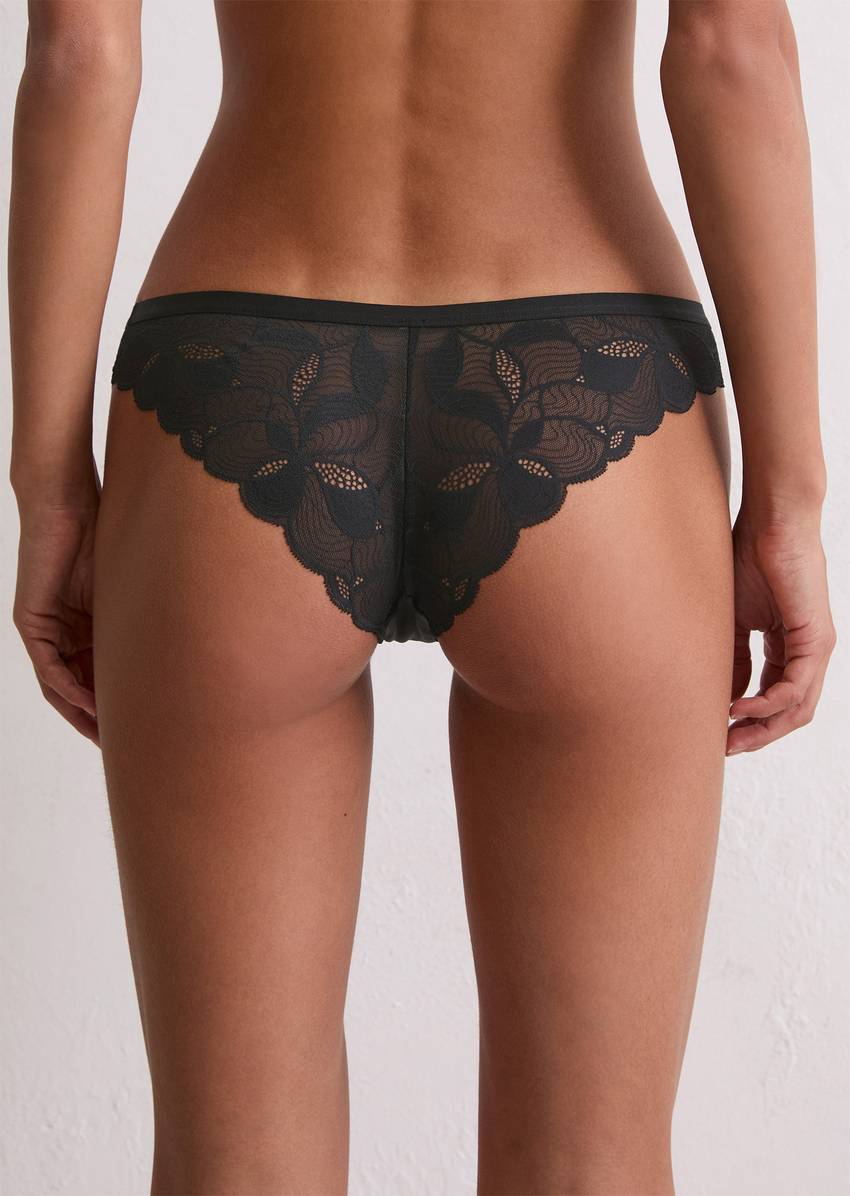 Slip with delicate lace