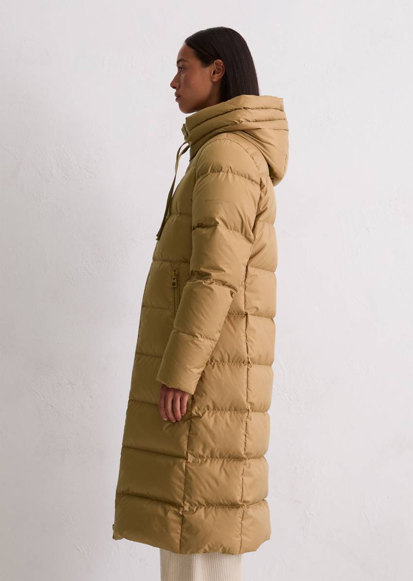 Hooded down coat fitted with water-repellent surface