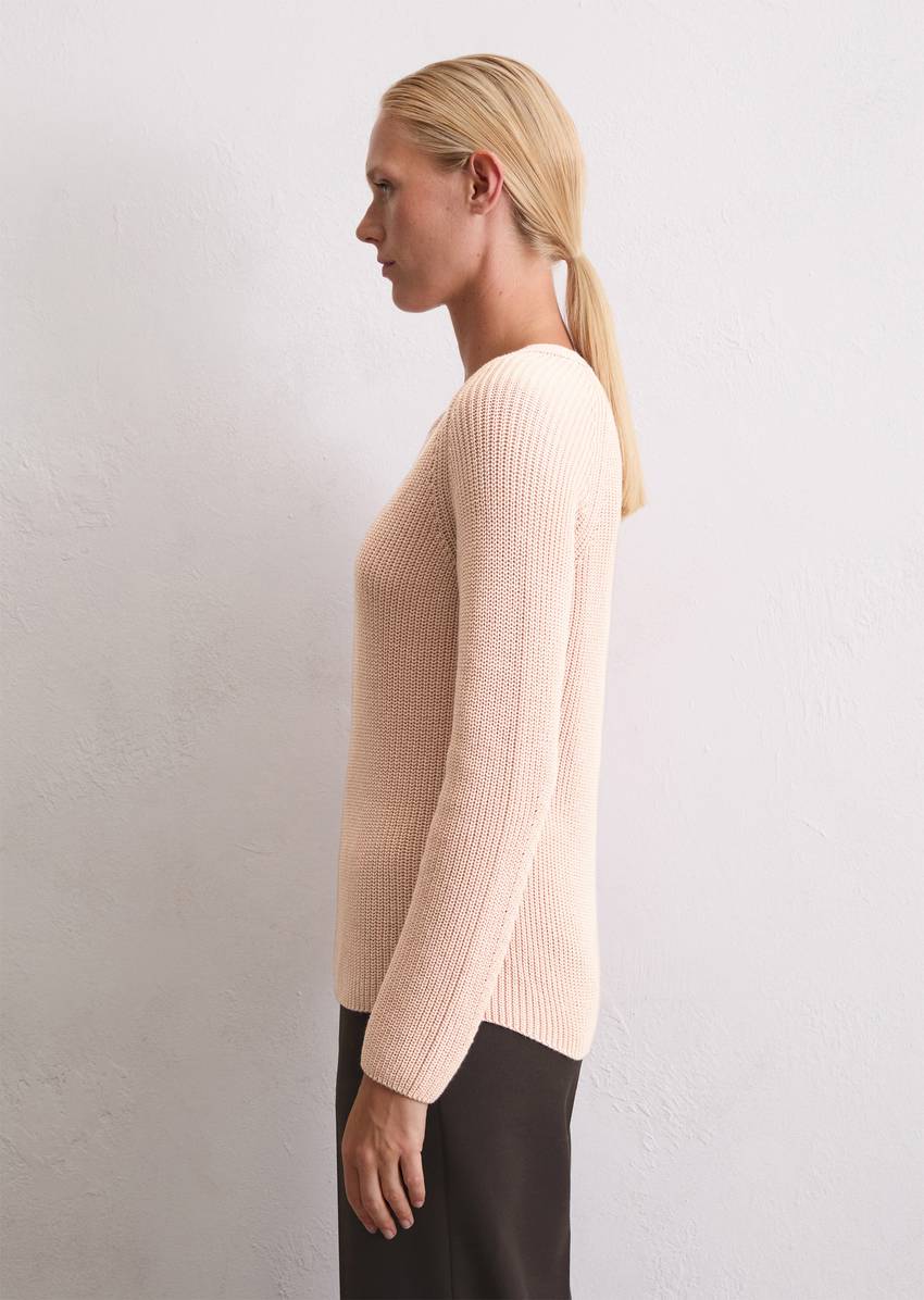 V-neck knitted sweater relaxed made from soft cotton yarn