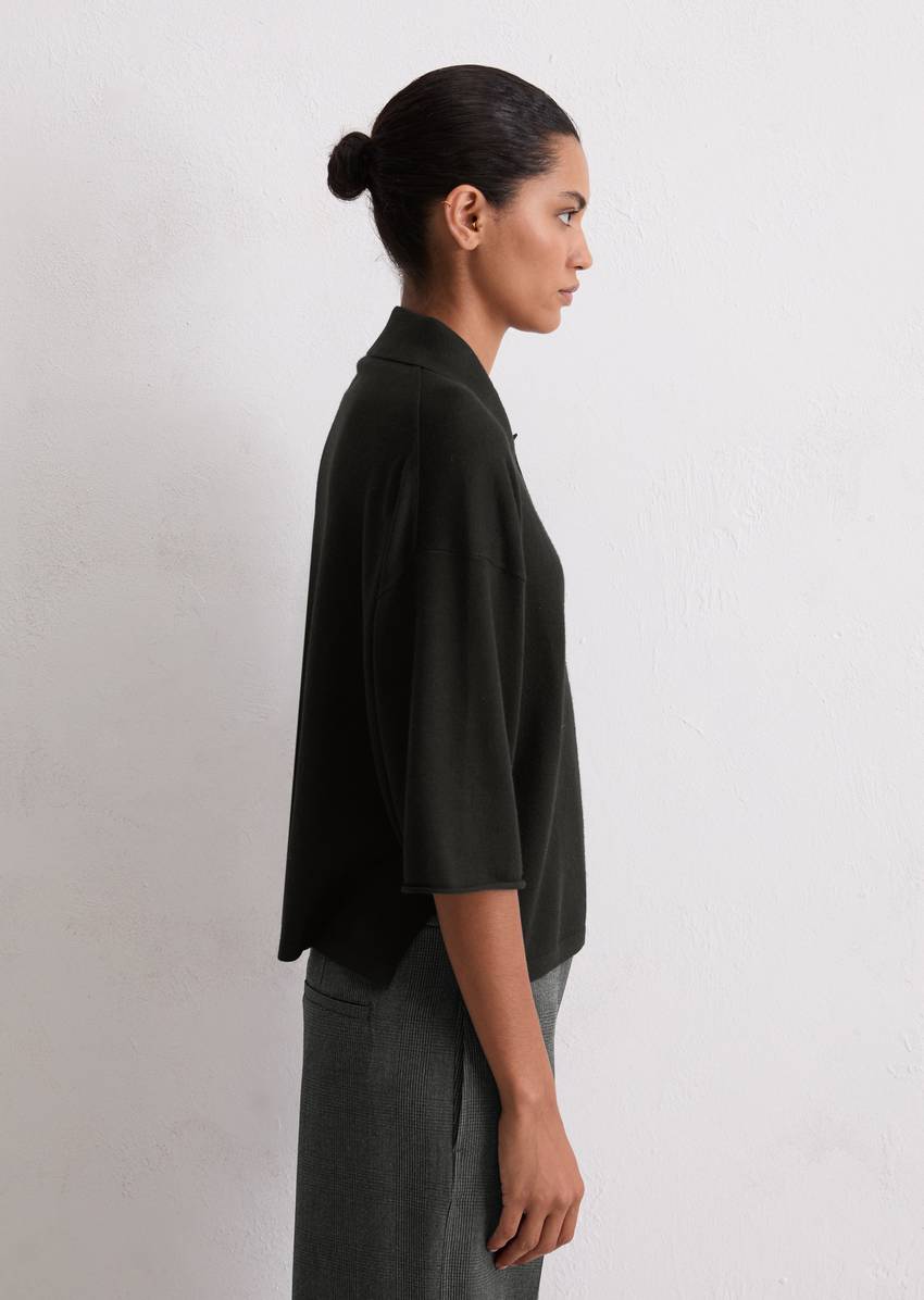 Fine knit polo shirt loose made from a soft virgin wool blend