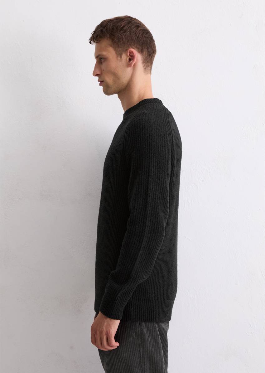Sweater regular made from a soft virgin wool blend