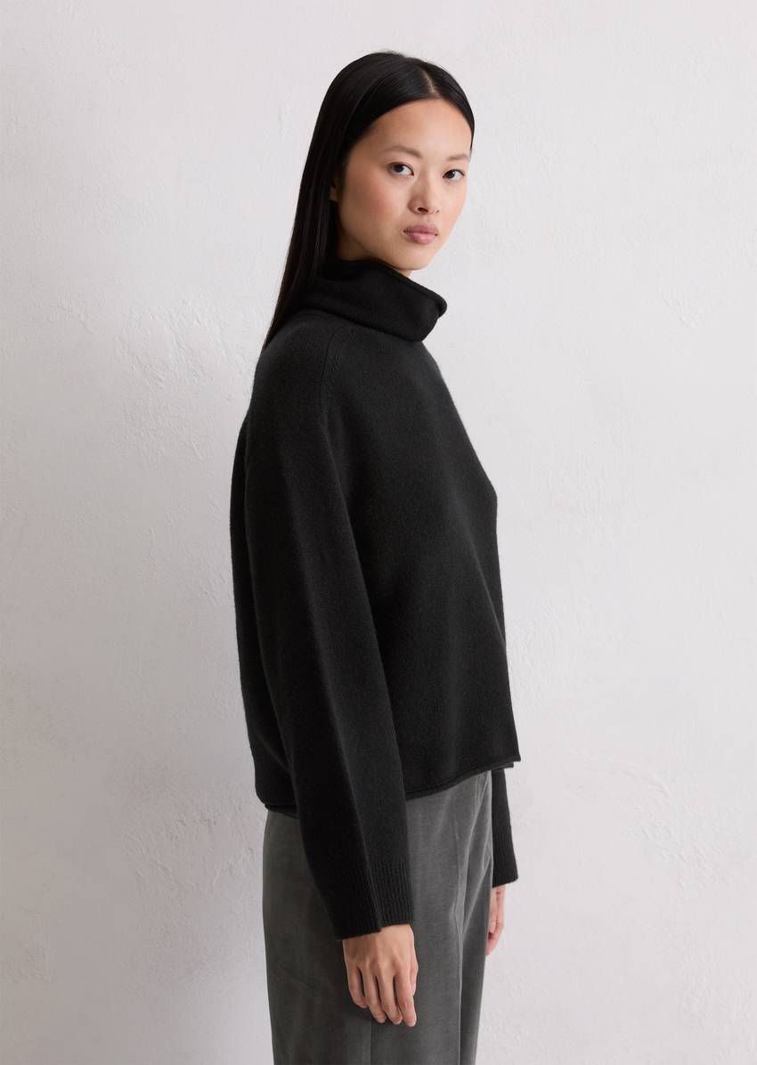Relaxed turtleneck sweater made from a soft merino wool blend