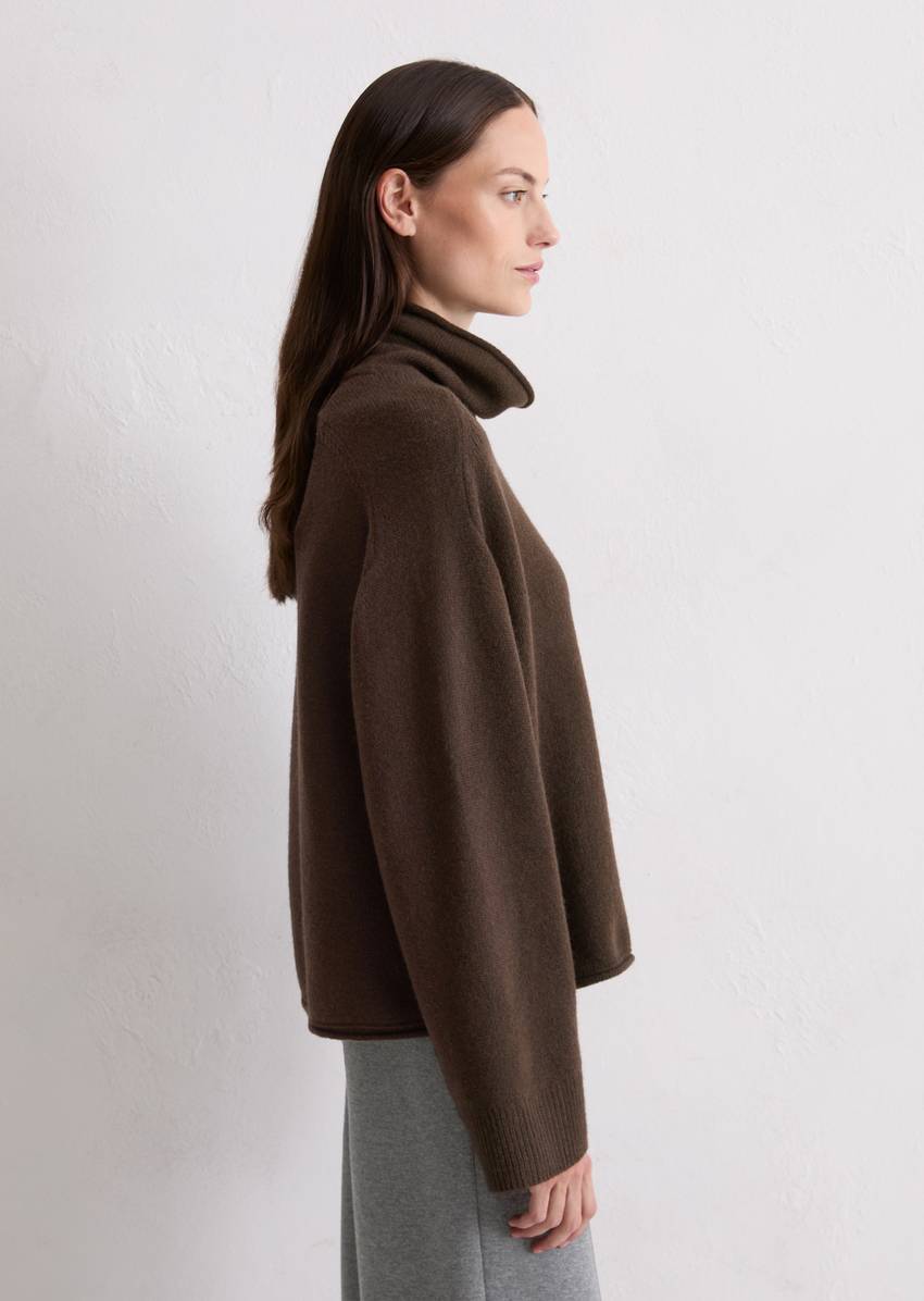 Relaxed turtleneck sweater made from a soft merino wool blend