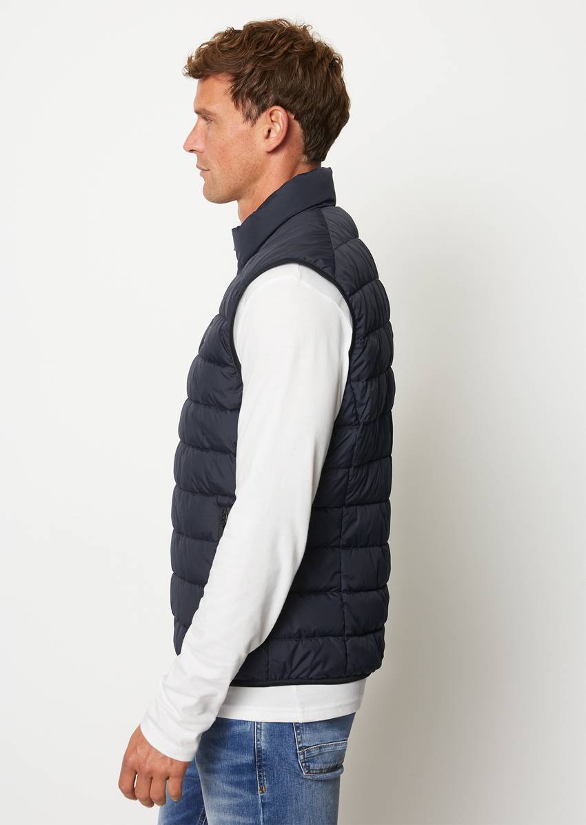 Regular quilted vest made of recycled fabric