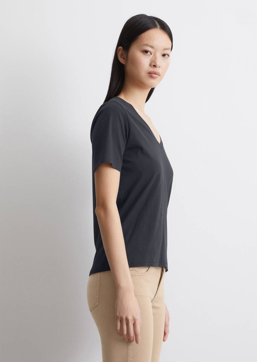 V-neck T-shirt, regular fit made of organic cotton