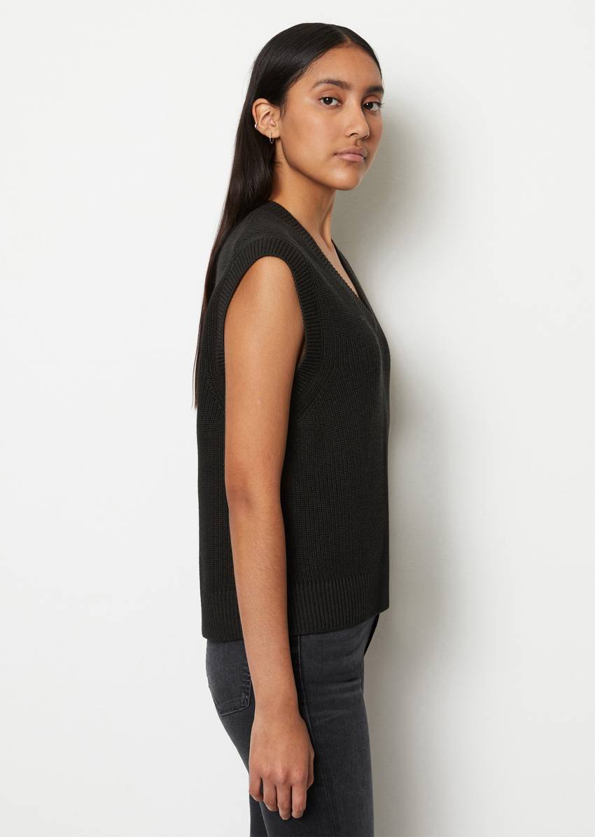 Sleeveless jumper in a regular fit made of pure organic cotton