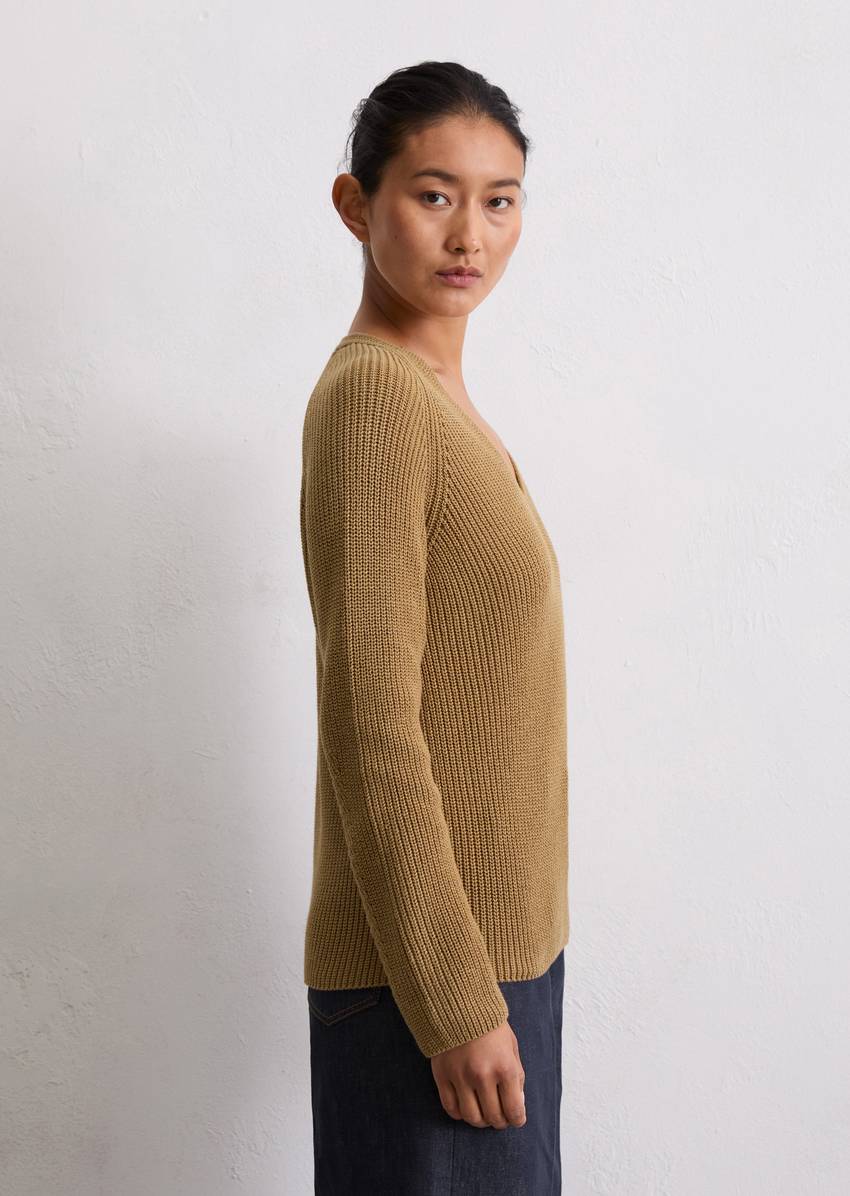 V-neck knitted sweater relaxed made from soft cotton yarn