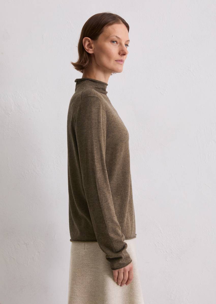 Turtleneck sweater slim made from a fine virgin wool/viscose blend