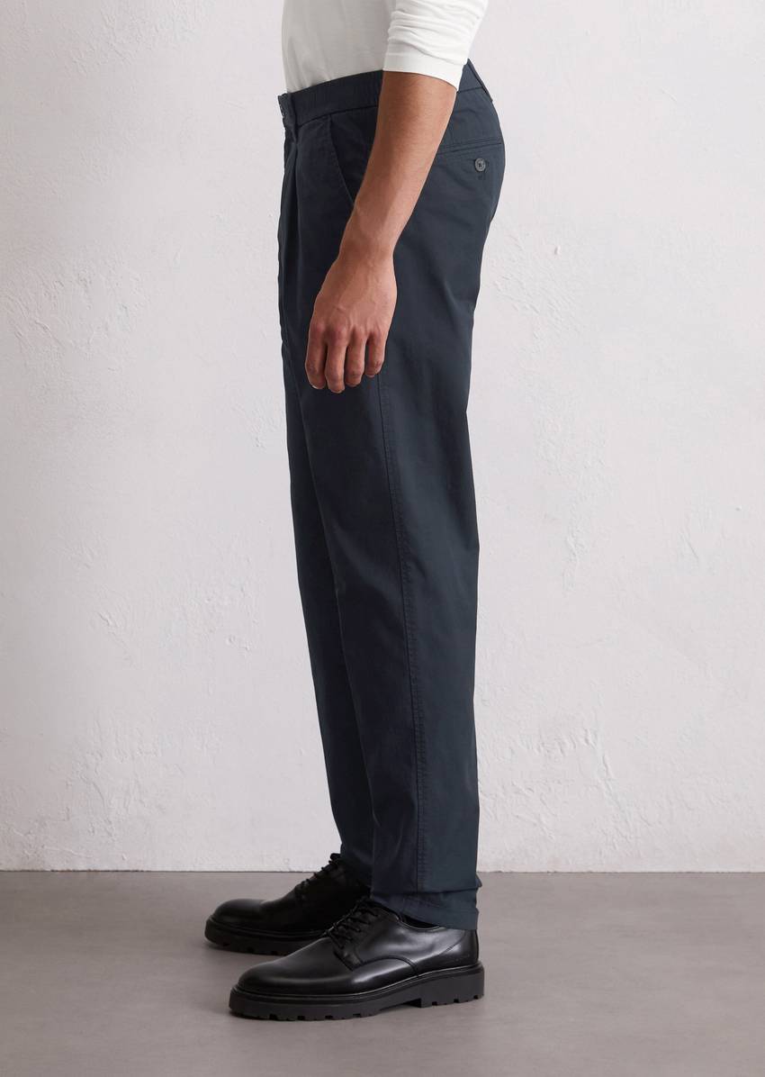 Pants model Morot jogger pleats made from organic cotton twill stretch