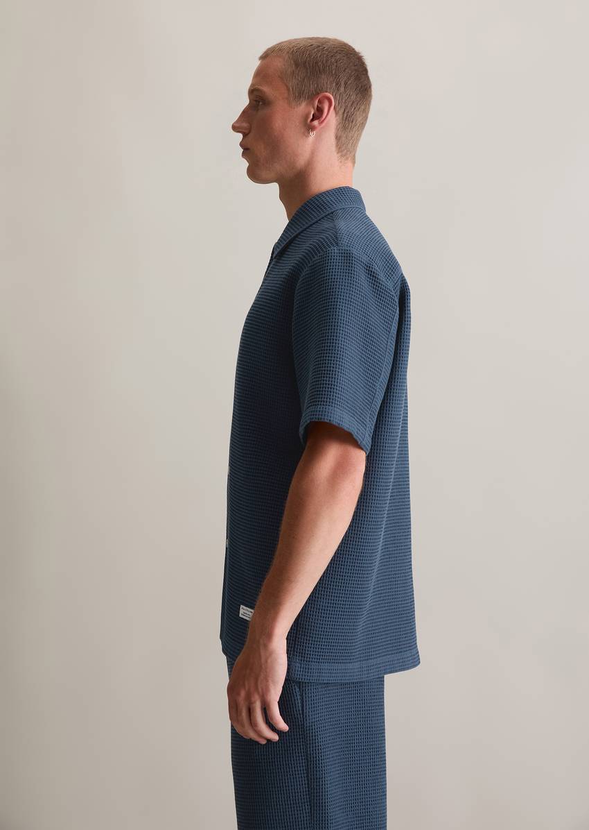 Regular short-sleeved shirt with distinctive waffle structure