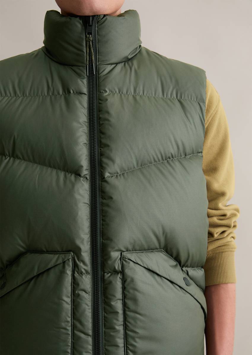 Regular puffer down vest made from water-repellent performance polyester