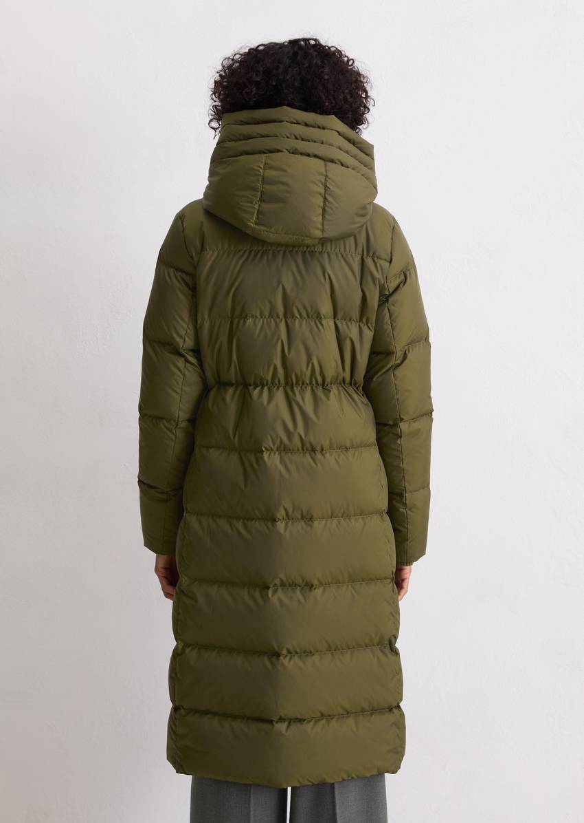 Hooded down coat fitted with water-repellent surface