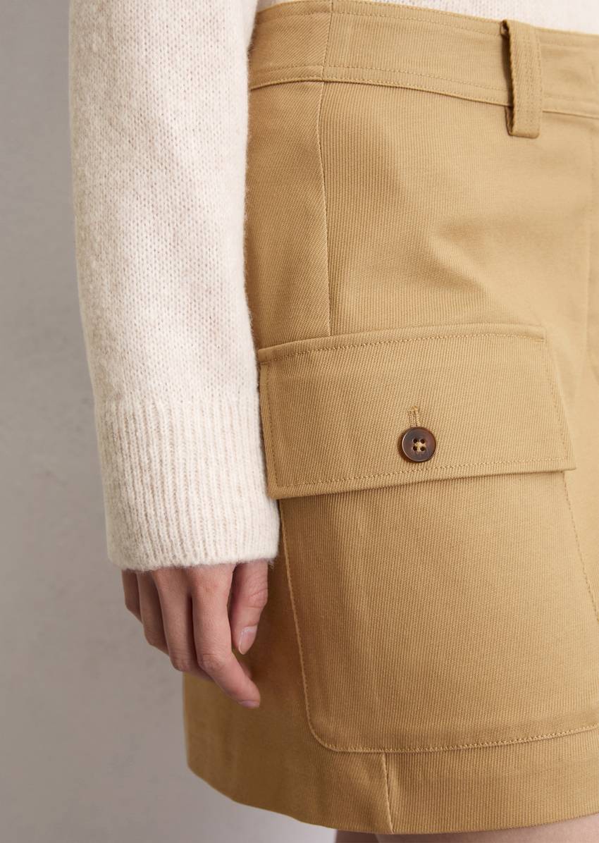 Cargo mini skirt shaped made from stretch twill