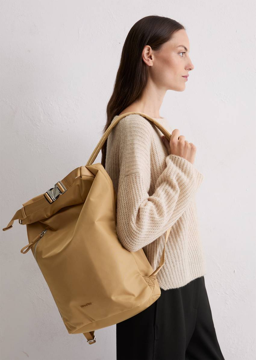 Backpack medium made from recycled material