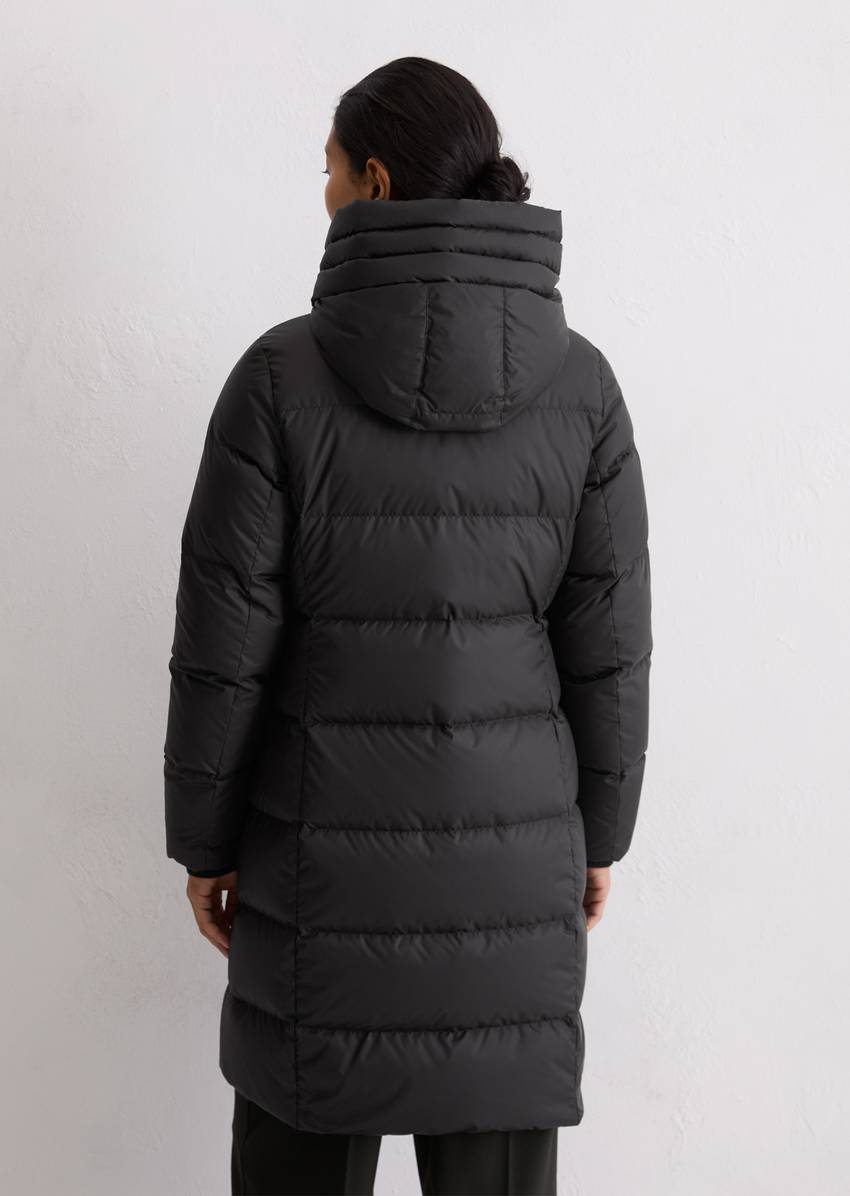 Hooded down coat shaped with water-repellent surface