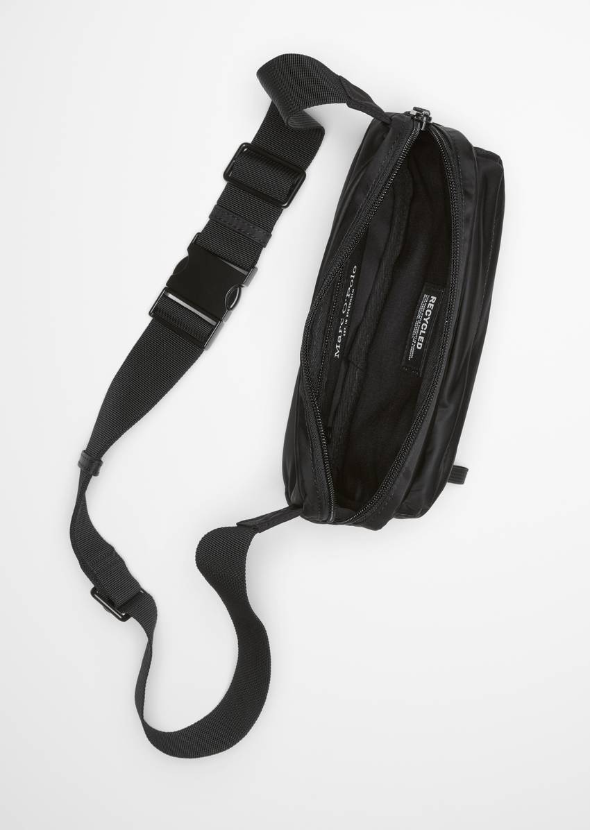 Fanny pack with outer compartment