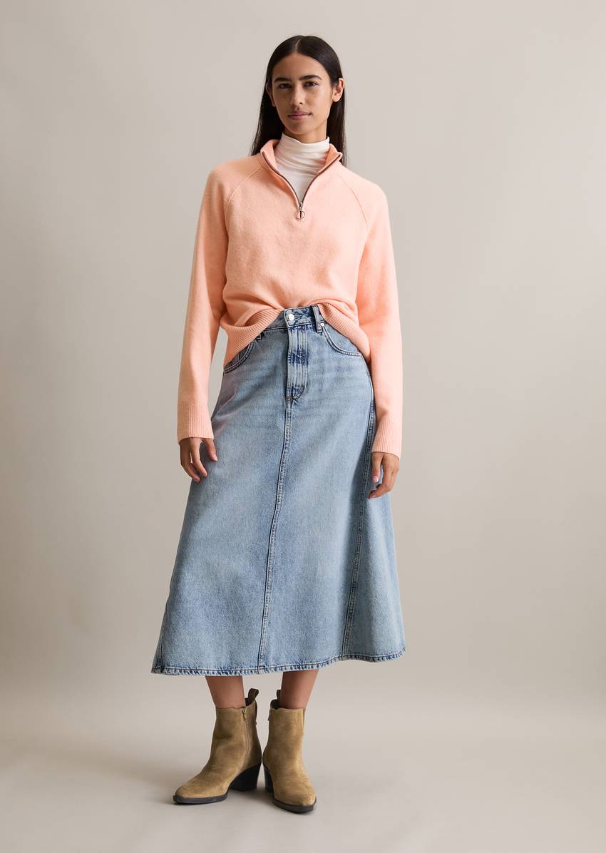 Troyer cropped made from a fluffy virgin wool blend