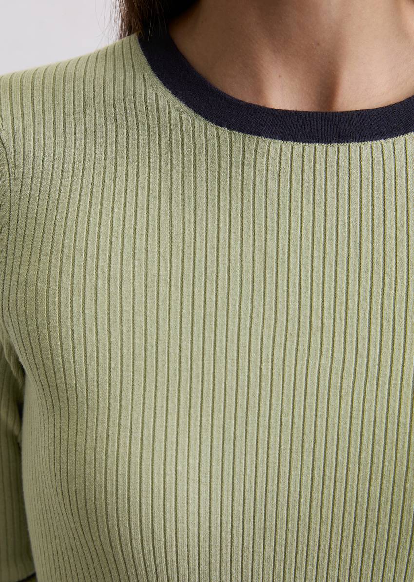 Sweater Travel Collection made from a viscose blend
