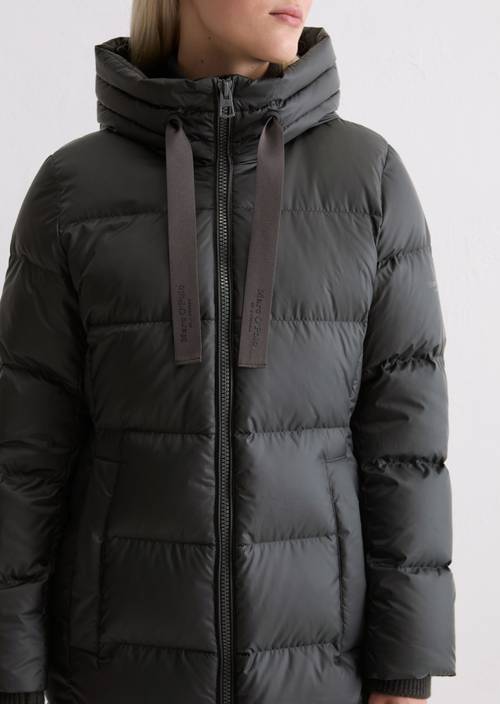 Hooded down coat shaped with water-repellent surface
