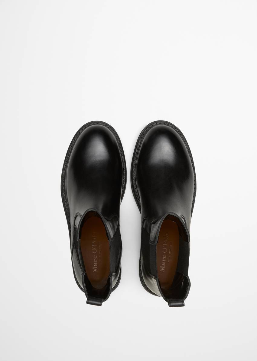 Chelsea boot made from fine cowhide