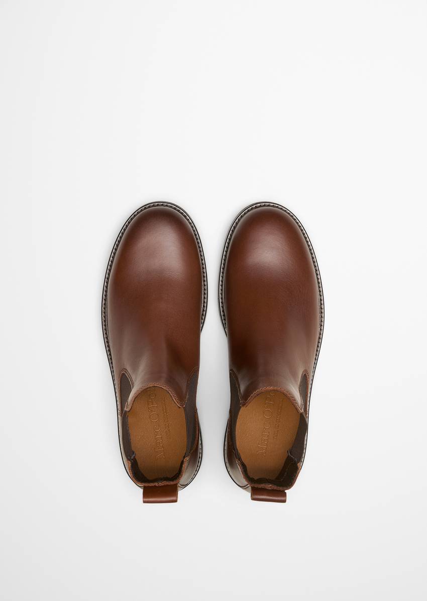 Chelsea boot made from fine cowhide