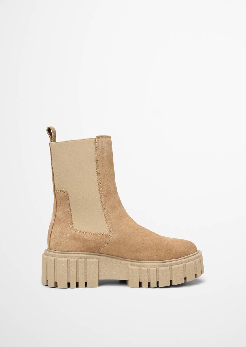 Chelsea boot model Christel with light platform sole