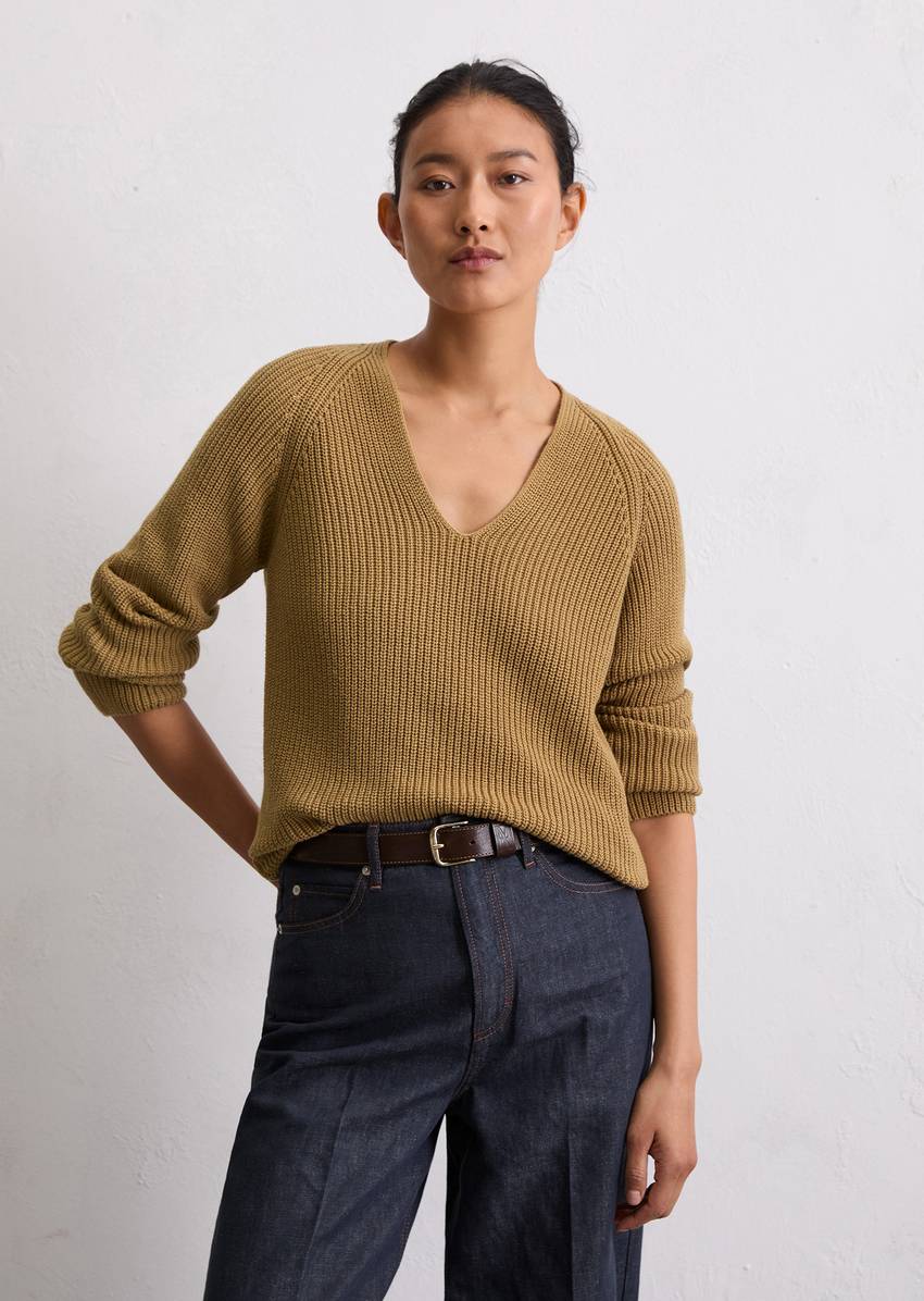 V-neck knitted sweater relaxed made from soft cotton yarn