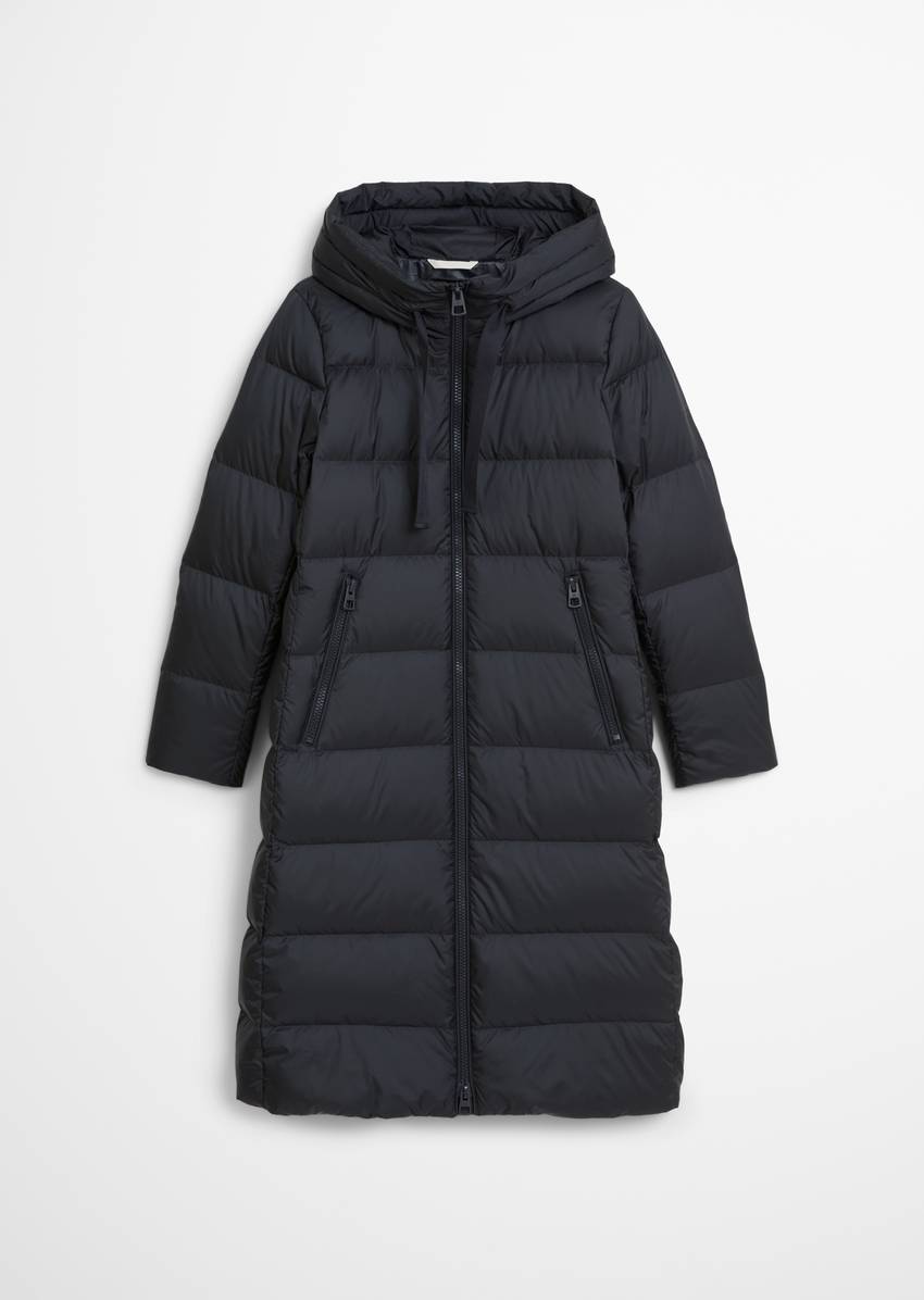 Hooded down coat fitted with water-repellent surface