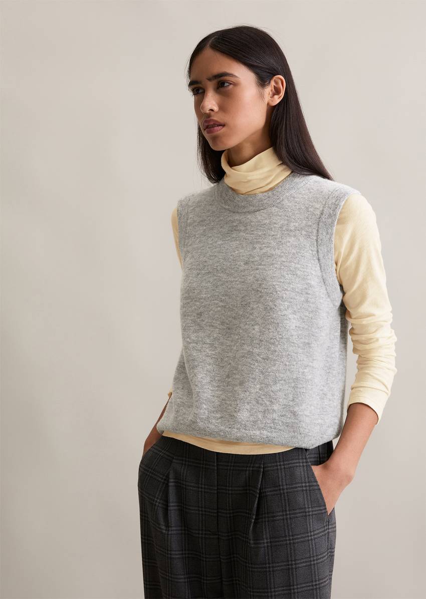 Sweater regular made from a soft virgin wool blend