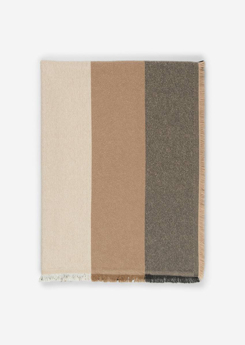 Plaid model Eryk made from a soft twill blend