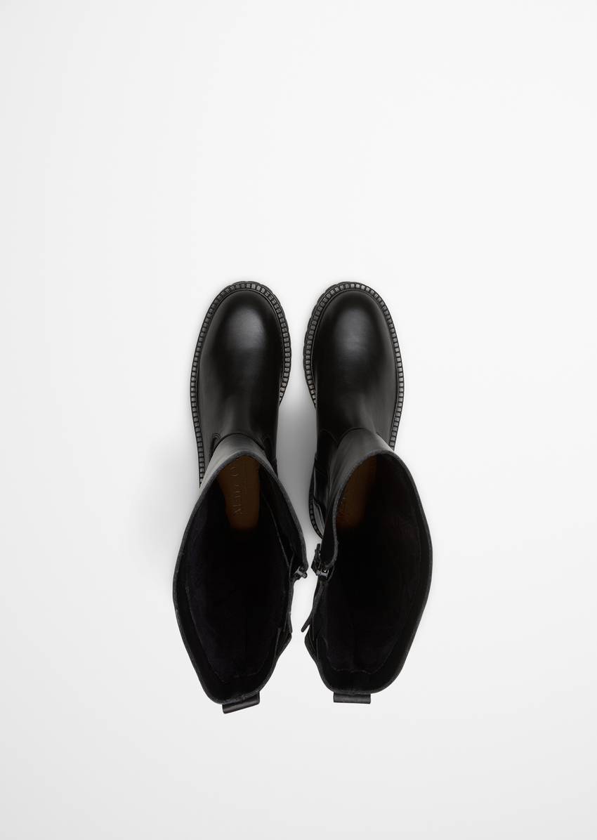 Long-shaft boots model Phia with a strong profile