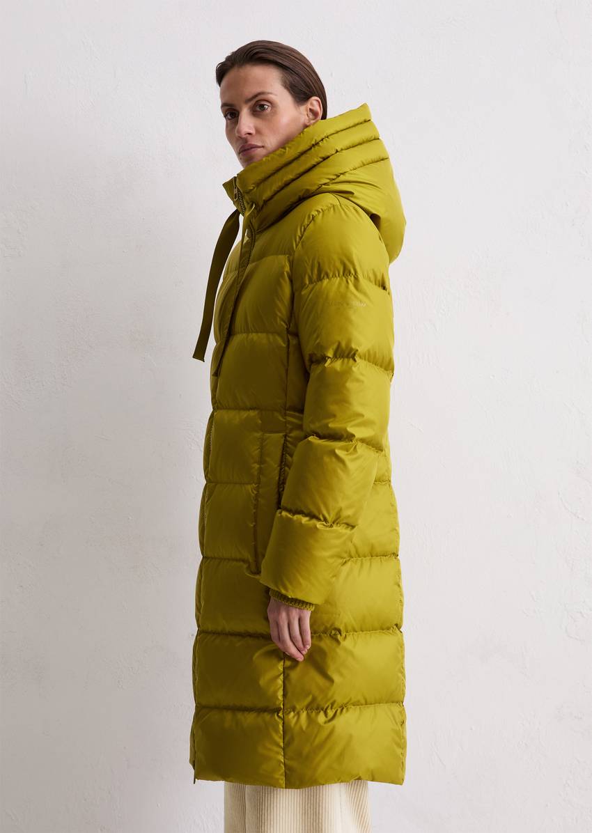 Hooded down coat shaped with water-repellent surface