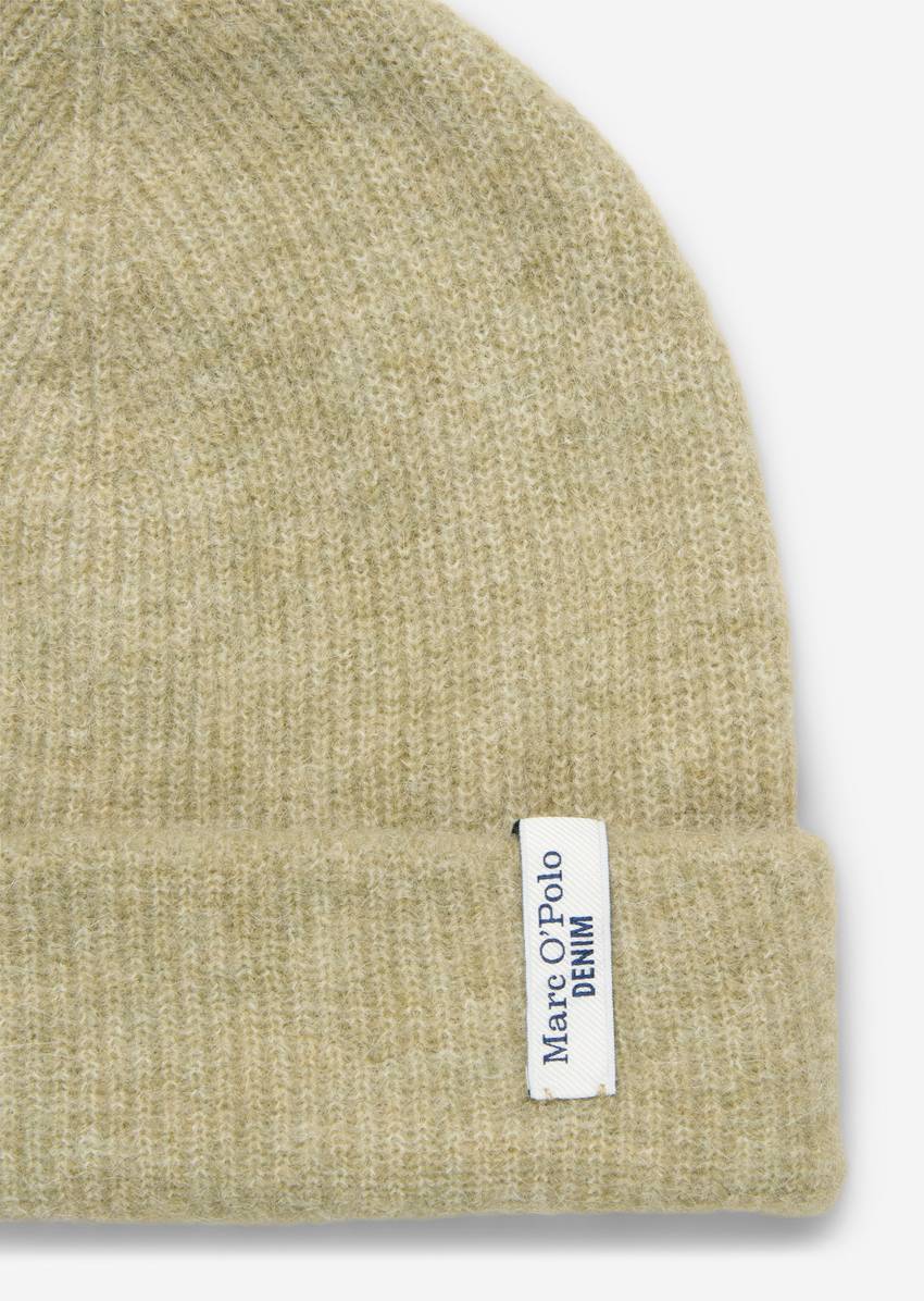 Knitted cap made from a virgin wool/alpaca wool mix