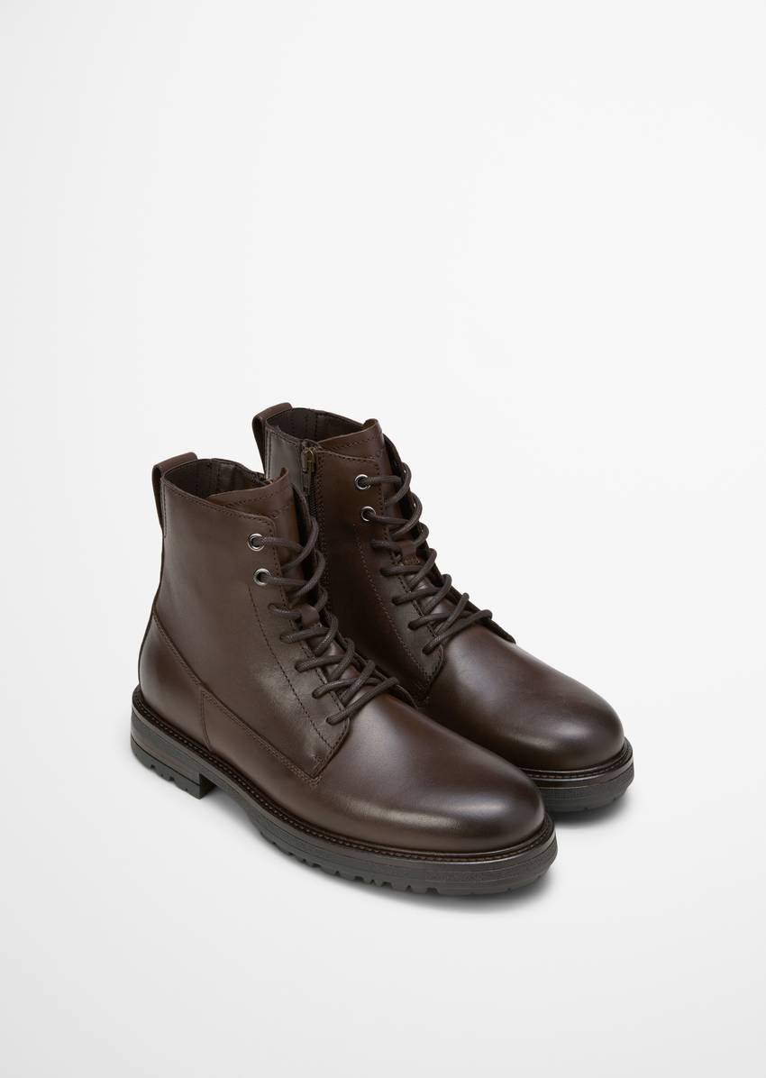 Lace-up boots made from fine suede cowhide