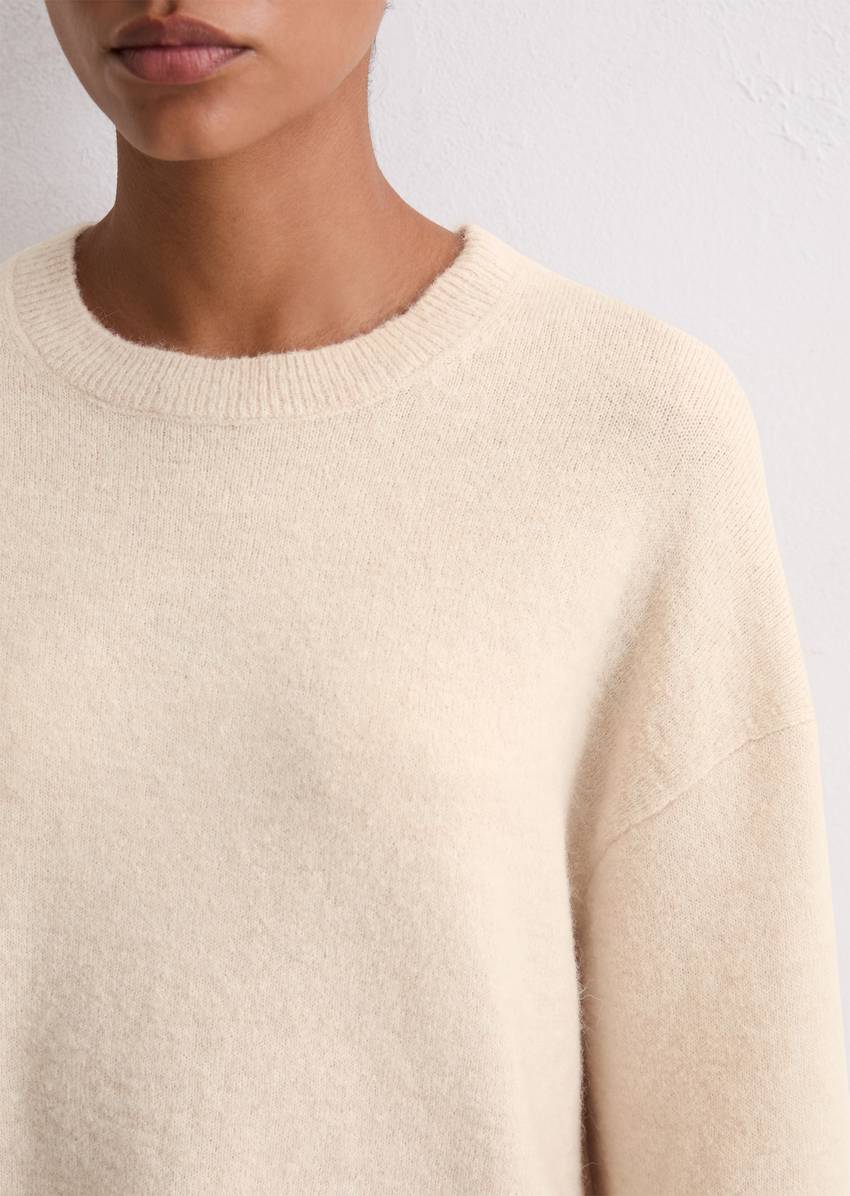 Sweater loose made from a virgin wool/alpaca wool mix