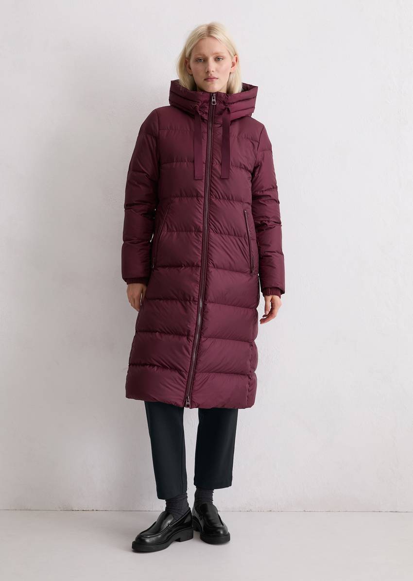 Hooded down coat fitted with water-repellent surface