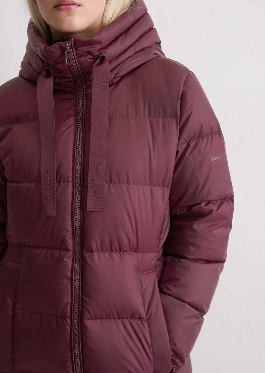 Hooded down coat shaped with water-repellent surface