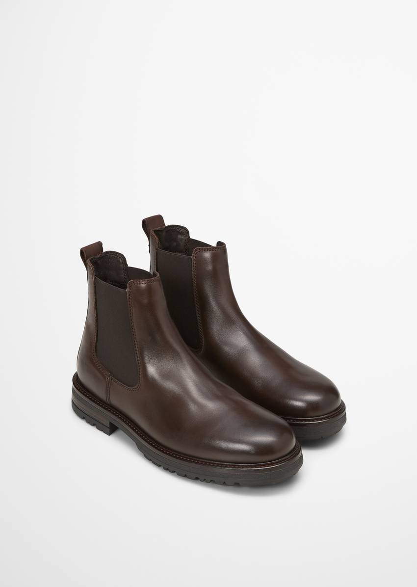 Chelsea boot made from fine cowhide