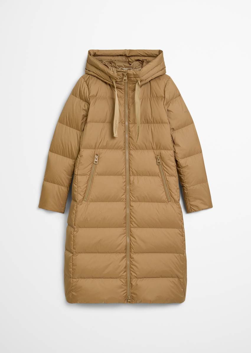 Hooded down coat fitted with water-repellent surface