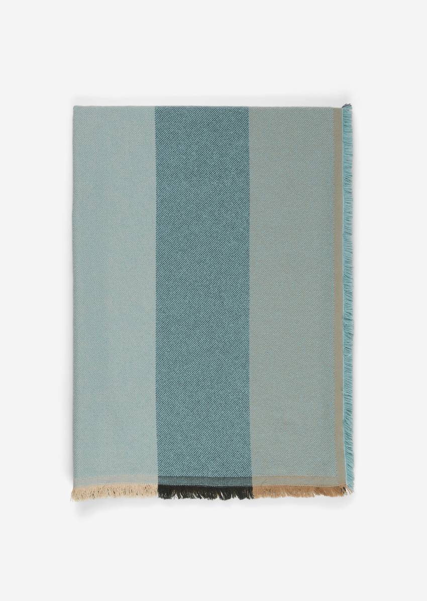 Plaid model Eryk made from a soft twill blend