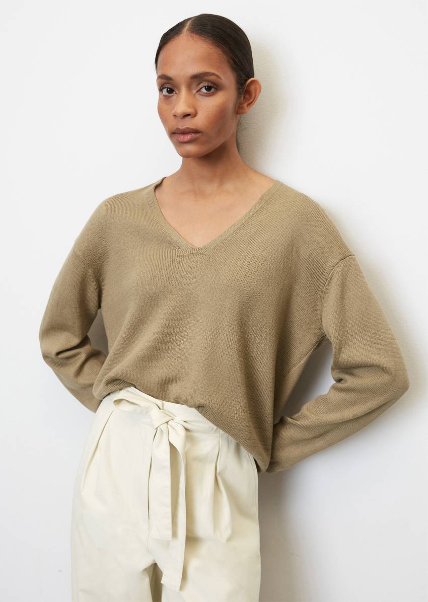 Fine knit V-neck jumper Made from a blend of organic cotton, viscose and linen