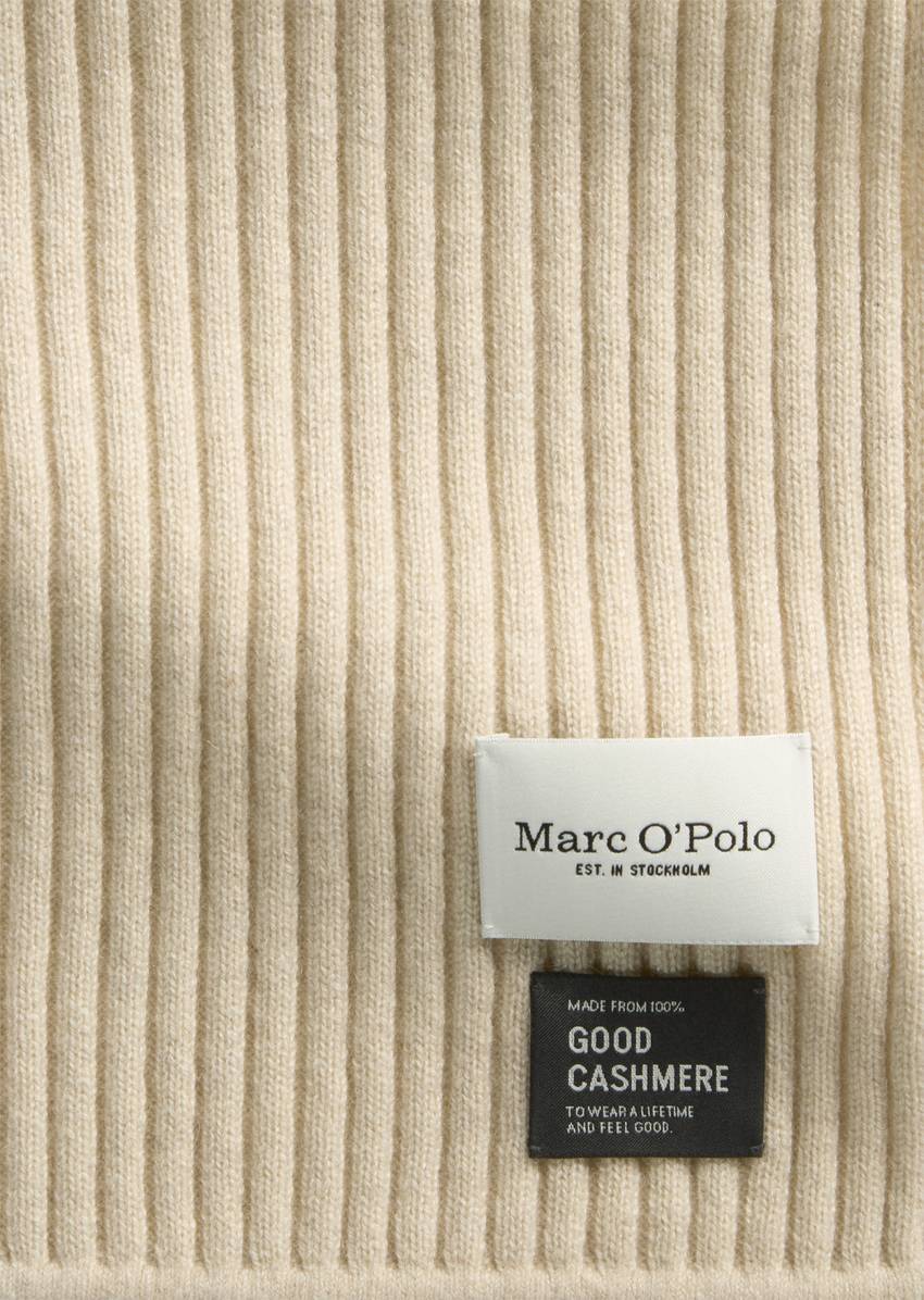 Knitted scarf made from the finest cashmere