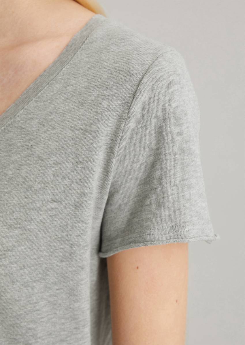 V-neck T-shirt, regular fit made from organic cotton slub jersey