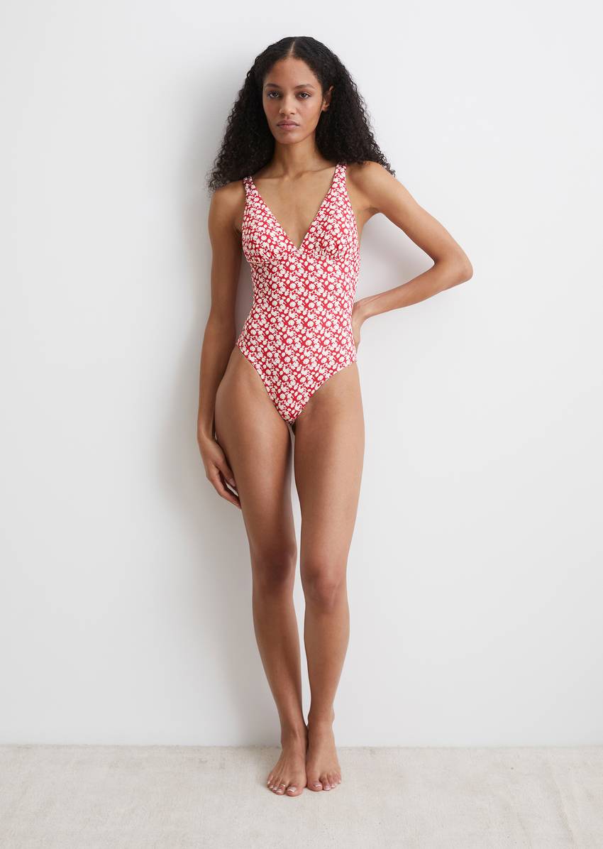 Swimsuit with elastic structure