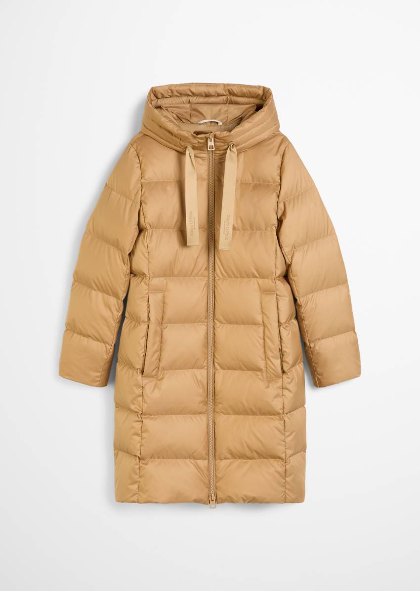 Hooded down coat shaped with water-repellent surface