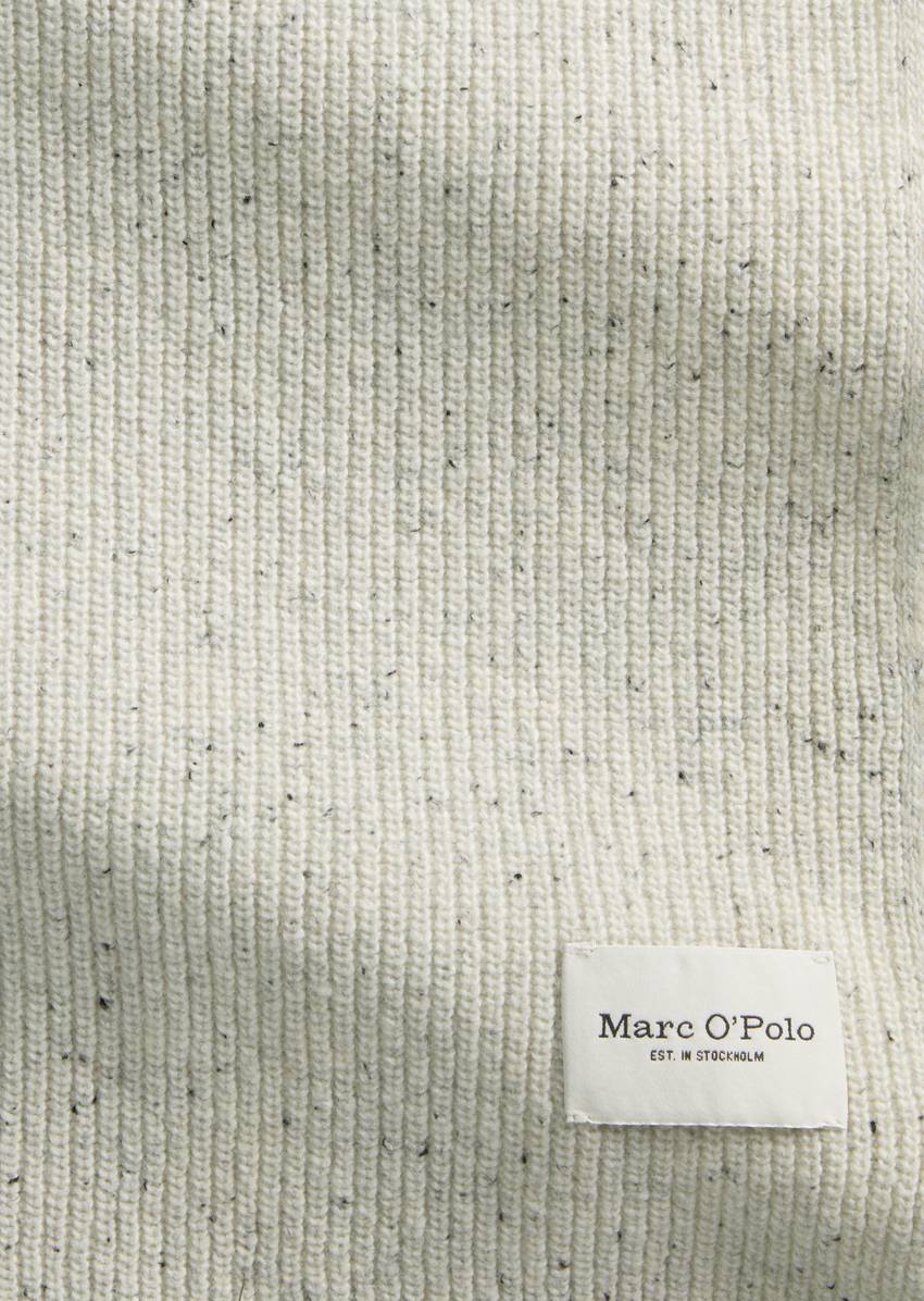 Knitted scarf made from a recycled sheep's wool mix