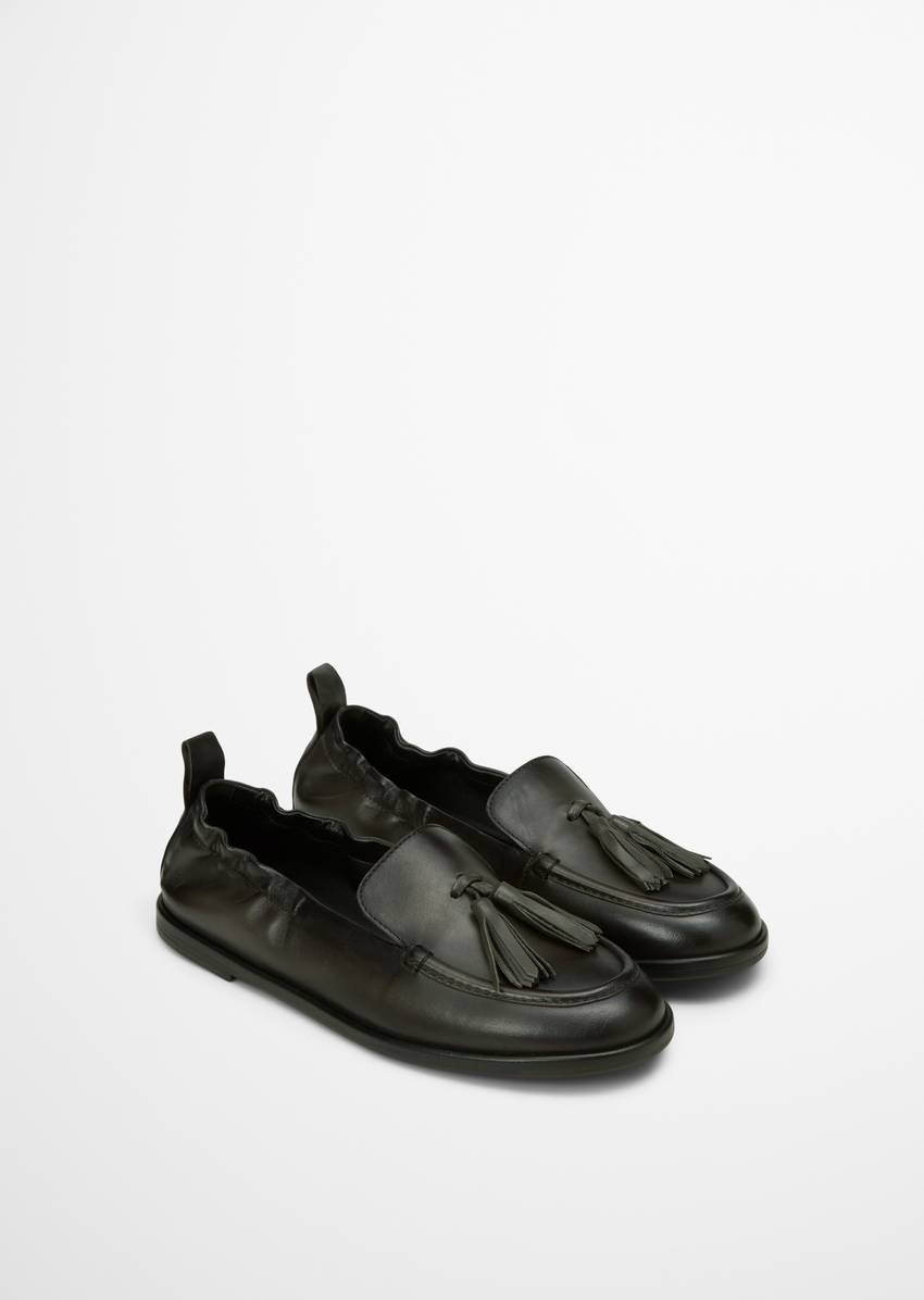 Loafer with elastic heel edge