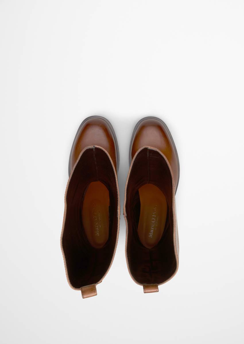 Long-shaft boots with riding boot character