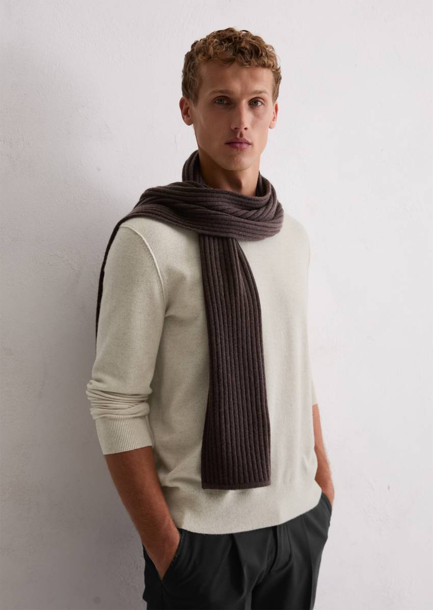 Knitted scarf made from the finest cashmere